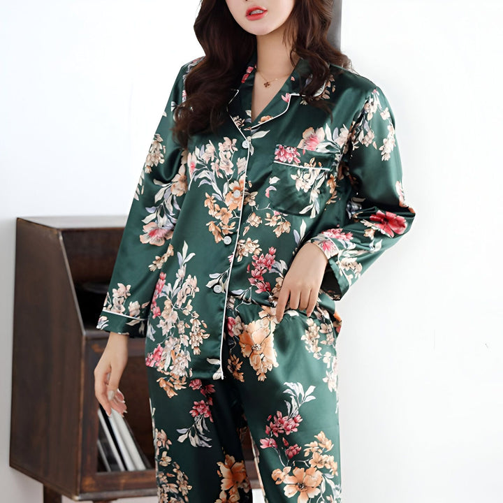 Femme portant un pyjama kimono en soie vert émeraude à motif floral. Vêtements de nuit élégants et confortables. Notre collection de kimonos pour une nuit paisible et raffinée.