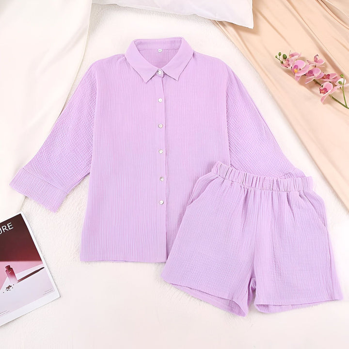 Ensemble kimono lilas : chemise à manches longues et short assorti. Vêtements de détente confortables et élégants. Parfait pour la maison ou les vacances. Découvrez notre collection de kimonos.