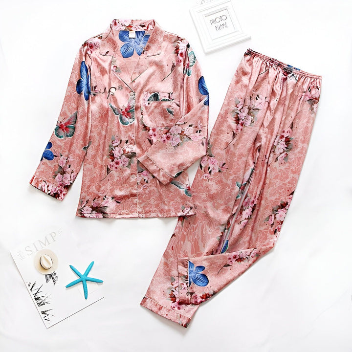 Pyjama kimono rose avec motifs floraux et papillons bleus. Ensemble de nuit doux et confortable. Découvrez notre collection de kimonos et vêtements d'intérieur.
