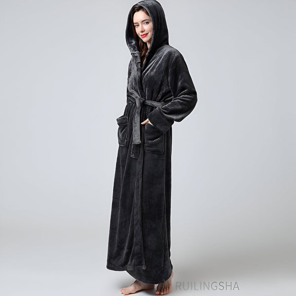 Femme portant un kimono long et moelleux avec capuche. Peignoir confortable idéal après le bain ou pour se détendre. Collection de kimonos pour femmes.
