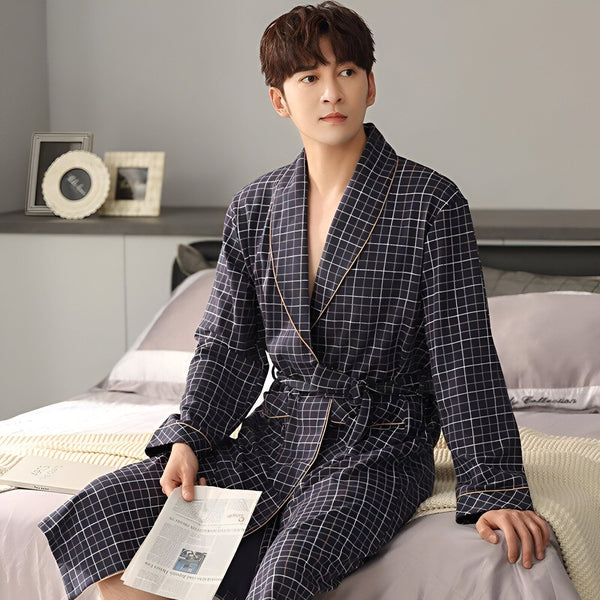 Homme portant un kimono à carreaux bleu marine et blanc. Peignoir style japonais confortable et élégant. Kimonos pour hommes disponibles à l'achat.