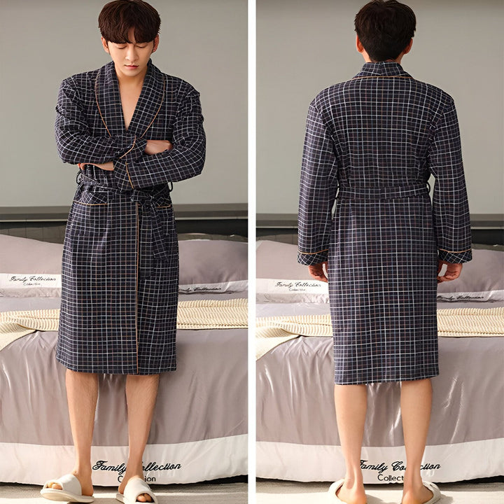 Homme en kimono à carreaux bleu marine et blanc. Vue de face et de dos. Kimono à ceinture, idéal comme vêtement de détente. Confort et élégance pour la maison. Découvrez notre collection de kimonos pour homme.