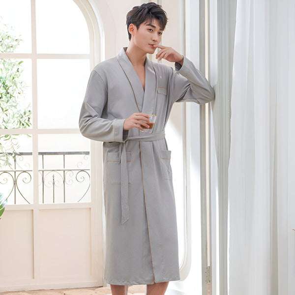 Homme asiatique portant un kimono gris confortable, idéal comme peignoir. Vêtements de détente et d'intérieur, style kimono moderne.