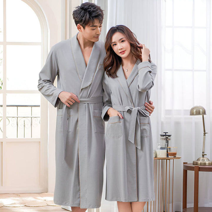 Couple portant des kimonos gris assortis. Vente de kimonos confortables pour hommes et femmes. Achetez maintenant nos kimonos de qualité.