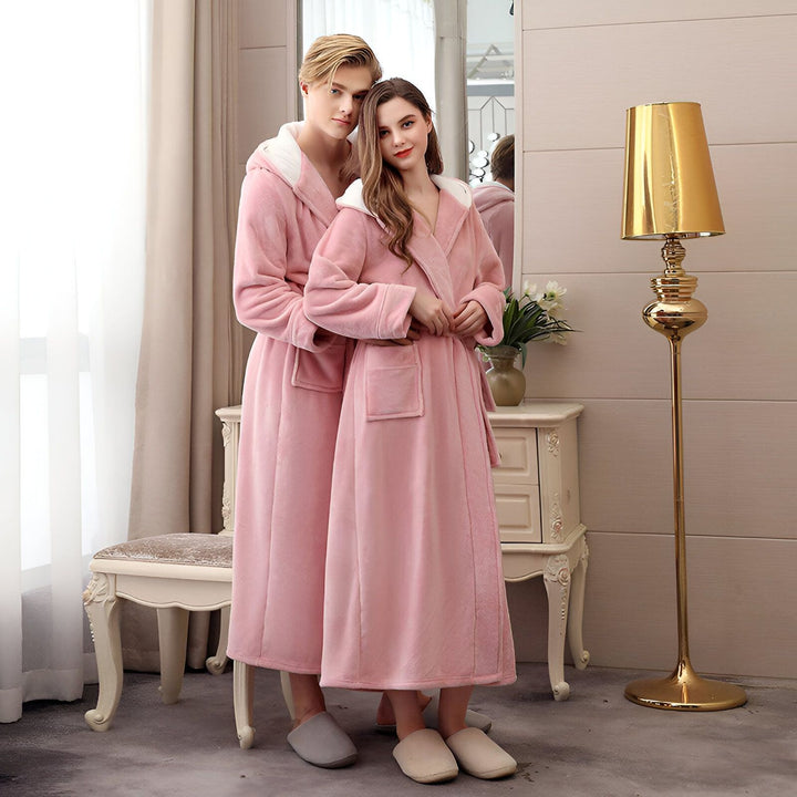 Couple portant des kimonos roses en peluche. Vente de kimonos confortables et élégants. Idée cadeau kimono.
