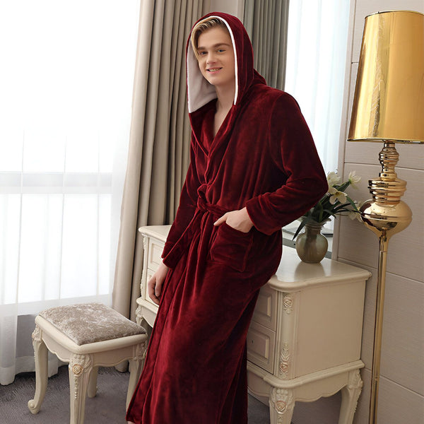 Homme portant un kimono de chambre bordeaux avec capuche. Vêtements d'intérieur confortables. Kimonos de qualité pour hommes.