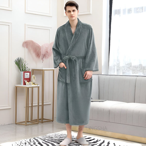 Homme portant un kimono de bain gris, long et confortable avec ceinture. Idéal pour la détente à la maison. Découvrez notre collection de kimonos uniques.