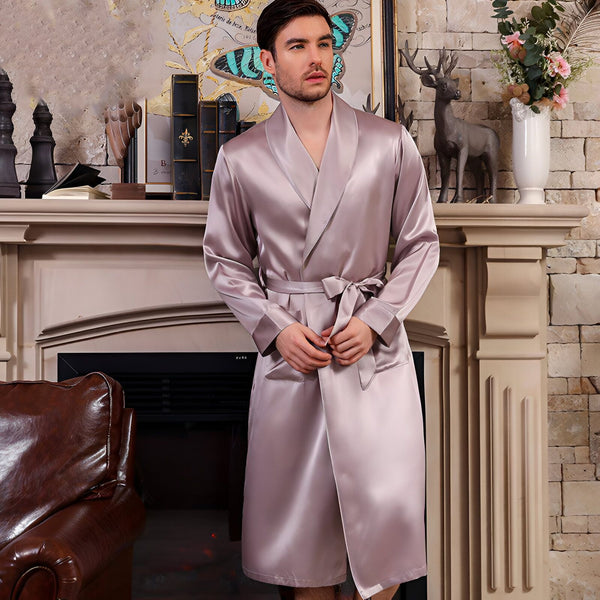 Homme portant un kimono élégant en soie. Vente de kimonos de luxe pour hommes. Peignoir en satin confortable.