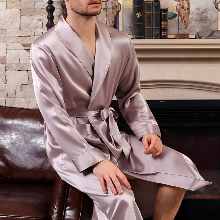 Homme en kimono de soie. Peignoir kimono luxueux pour homme. Kimonos pour hommes disponibles à l'achat en ligne.