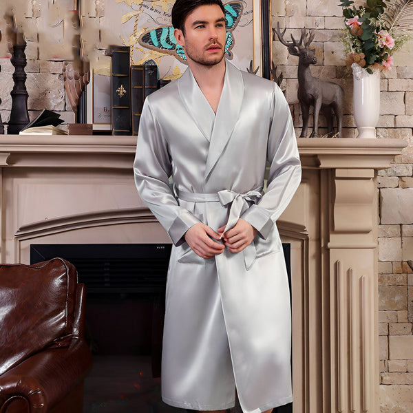 Homme portant un kimono gris en soie, élégant et confortable. Vente de kimonos en ligne.