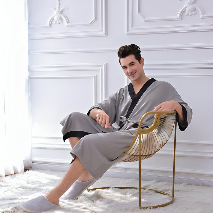Homme souriant portant un kimono gris confortable. Idée cadeau kimono pour hommes. Détente et élégance avec nos kimonos de qualité supérieure.