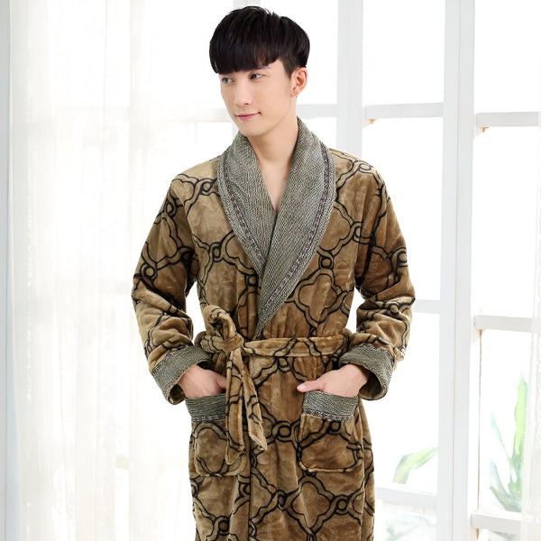 Homme portant un kimono marron avec motifs. Vente de kimonos pour hommes. Peignoir confortable avec ceinture.