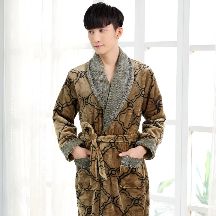 Homme portant un kimono marron avec motifs. Vente de kimonos pour hommes. Peignoir confortable avec ceinture.