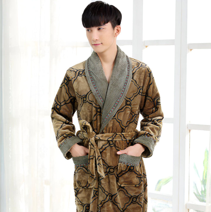 Homme asiatique portant un kimono marron à motifs. Peignoir confortable avec ceinture. Vêtements de détente élégants pour la maison. Collection kimono.