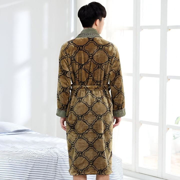 Homme de dos portant un kimono marron à motifs, ceinture nouée. Peignoir confortable et élégant, parfait après le bain ou pour se détendre à la maison. Idéal pour un cadeau original. Découvrez notre collection de kimonos de qualité.