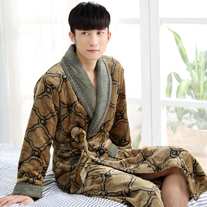 Homme asiatique portant un kimono marron à motifs. Peignoir confortable et élégant disponible dans notre collection. Parfait pour se détendre avec style. Découvrez nos kimonos uniques.