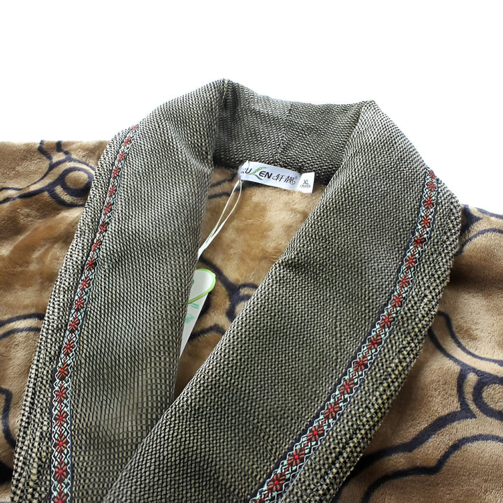 Détail d'un kimono marron avec motifs et bordure brodée. Vente de kimonos confortables.