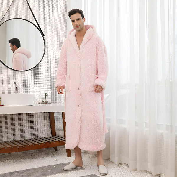 Homme portant un long peignoir kimono rose à capuche dans une salle de bain moderne. Kimonos doux et confortables à vendre.