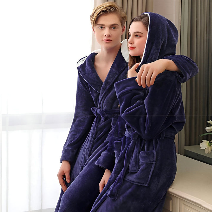 Couple portant des kimonos bleus à capuche. Vêtements d'intérieur confortables et élégants. Nos kimonos de qualité supérieure pour hommes et femmes.