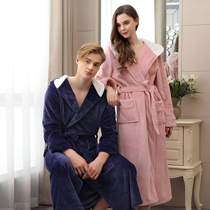 Couple portant des kimonos confortables à capuche. Femme en kimono rose et homme en kimono bleu marine. Vente de kimonos pour hommes et femmes.