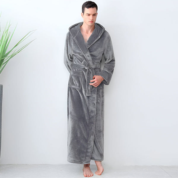 Homme portant un long kimono gris en tissu doux avec une capuche et une ceinture. Peignoir kimono idéal pour la détente.
