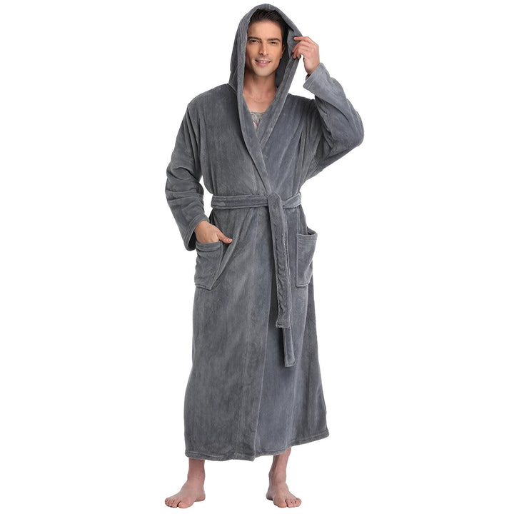 Homme en peignoir kimono gris avec capuche et ceinture. Vêtements d'intérieur confortables pour la détente.