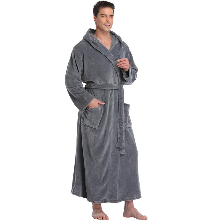 Homme portant un kimono gris en tissu éponge, style peignoir. Vêtements de détente confortables. Idéal après le bain ou pour se relaxer.