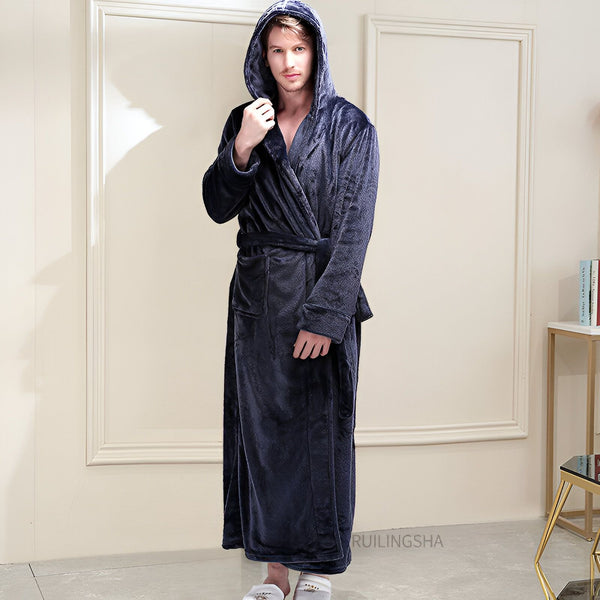 Homme portant un long kimono bleu marine à capuche, peignoir confortable. Vente de kimonos doux et chauds pour homme.