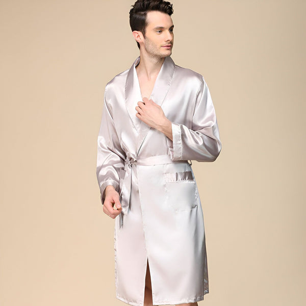 Homme portant un kimono en soie gris clair. Élégance et confort pour vos moments de détente. Découvrez notre collection de kimonos pour hommes.