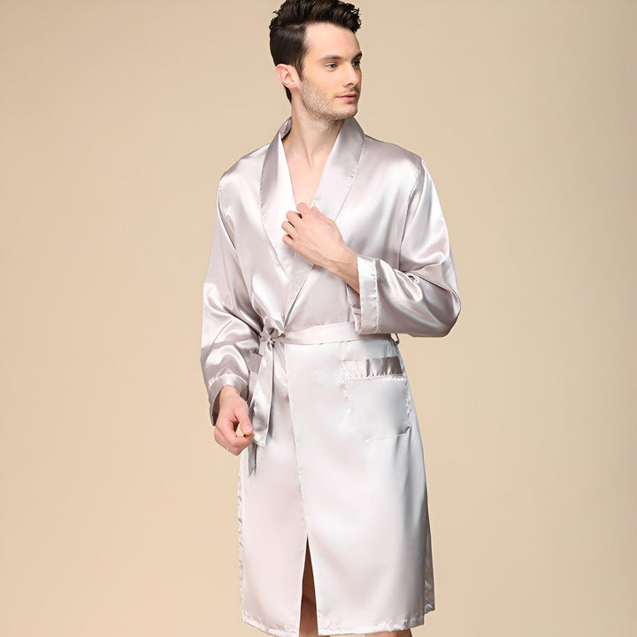 Homme portant un kimono en soie gris clair. Élégance et confort pour vos moments de détente. Découvrez notre collection de kimonos pour hommes.