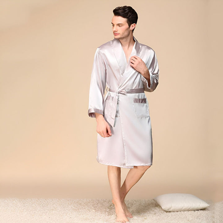 Homme portant un kimono en soie gris clair avec ceinture. Vente de kimonos pour hommes et femmes. Vêtements de détente luxueux.