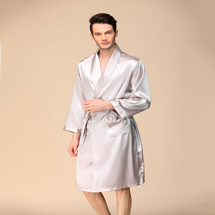 Homme portant un kimono en soie gris argenté. Peignoir japonais élégant, disponible à l'achat. Découvrez notre collection de kimonos confortables et luxueux.