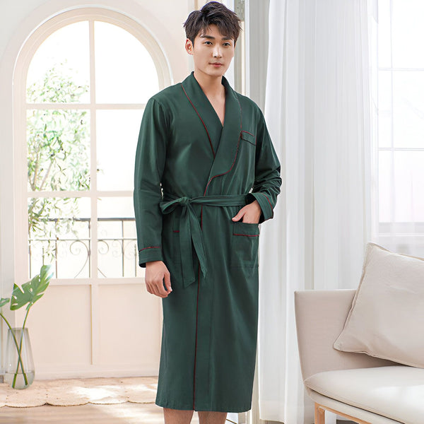 Homme portant un kimono long vert avec bordures rouges, ceinture et poches. Vente de kimonos en ligne.