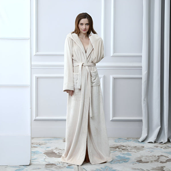 Femme portant un long kimono beige en velours avec capuche et ceinture, idéal comme peignoir confortable. Vente de kimonos pour femme en ligne.