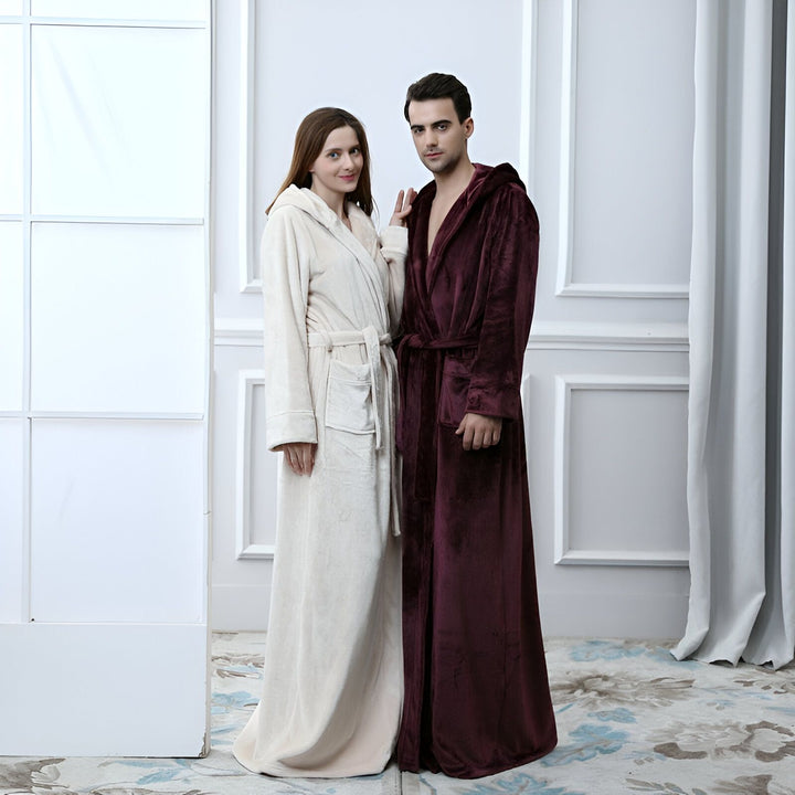 Couple portant des kimonos longs et confortables avec capuche. Kimonos pour hommes et femmes, peignoirs de luxe. Achetez nos kimonos de qualité.
