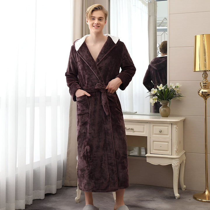 Homme portant un kimono de chambre marron en tissu doux avec capuche blanche et ceinture. Idéal pour la détente à la maison. Découvrez notre collection de kimonos confortables.