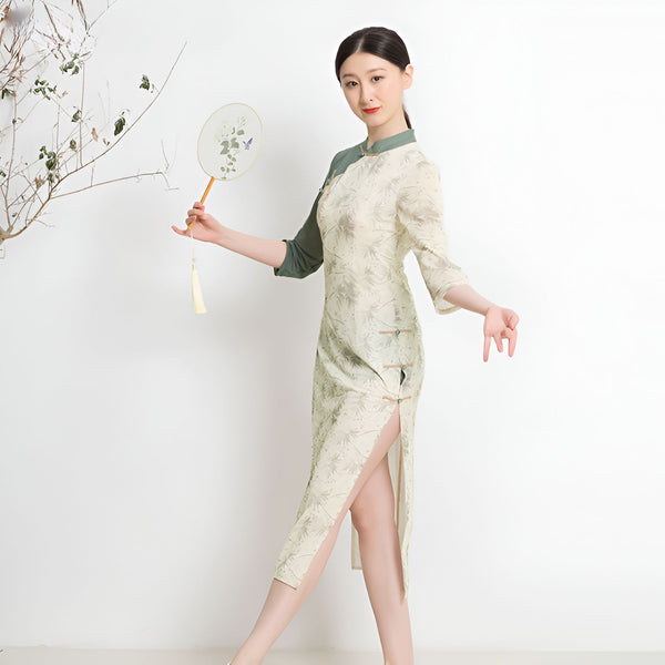 Femme élégante en kimono à motifs floraux, tenant un éventail assorti. Découvrez notre collection de kimonos uniques.
