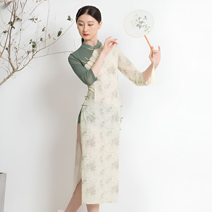 Femme portant un kimono élégant à motifs floraux, tenant un éventail orné. Kimonos traditionnels et modernes disponibles dans notre boutique. Découvrez notre collection unique de kimonos.