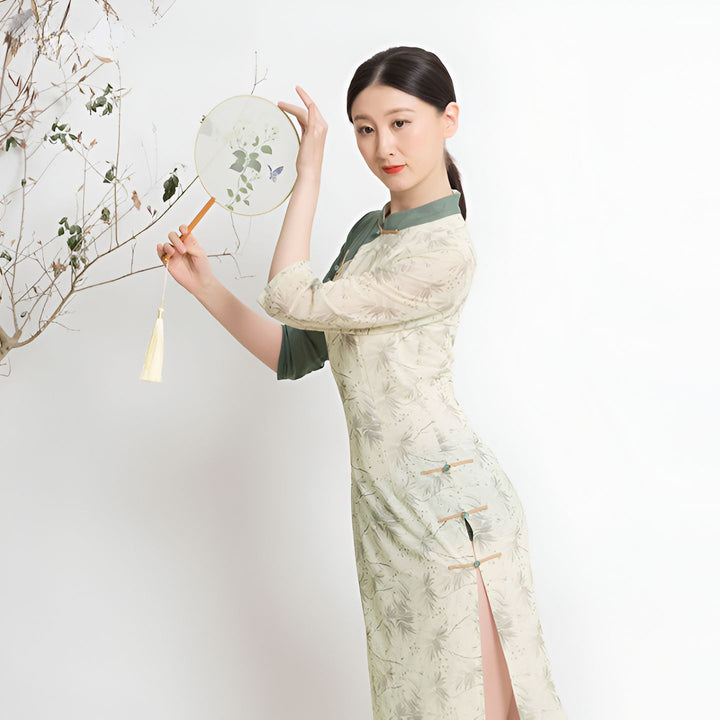Femme portant un kimono élégant à motifs floraux, tenant un éventail brodé. Vêtements traditionnels japonais. Mode kimono authentique. Boutique de kimonos en ligne.