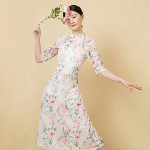 Femme portant un kimono blanc à fleurs roses. Kimono traditionnel.