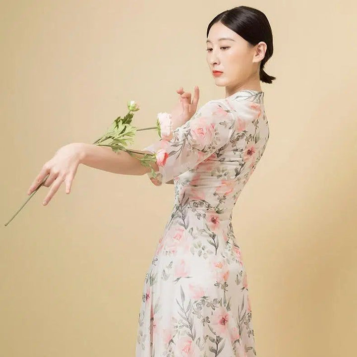 Femme en kimono floral, tenant des fleurs. Kimono élégant à motifs floraux disponible à l'achat. Découvrez notre collection unique de kimonos.