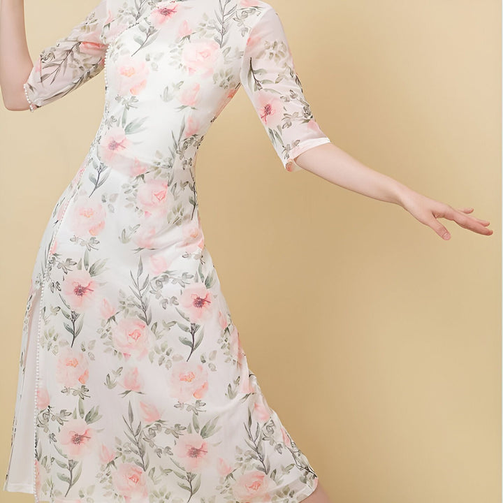 Kimono long à motifs floraux roses et blancs. Vêtement de style japonais, élégant et léger. Collection de kimonos.