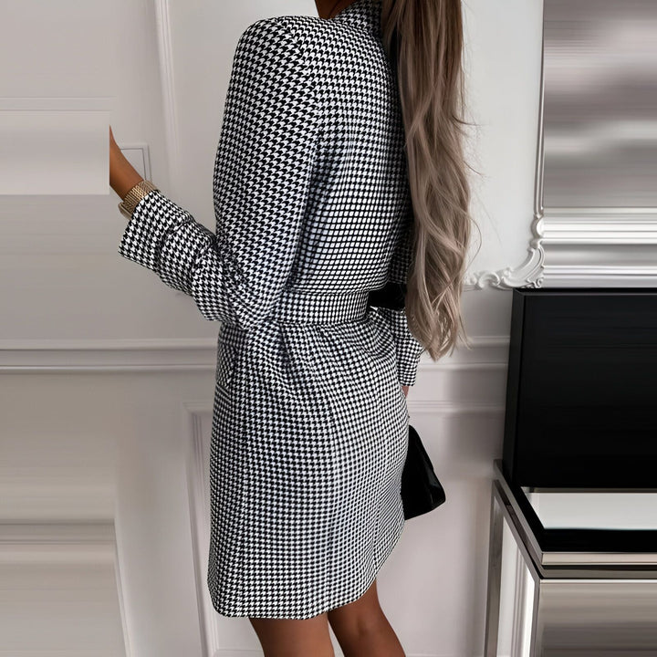 Kimono à carreaux pied-de-poule noir et blanc avec ceinture noire. Vêtements style kimono disponibles dans notre boutique.