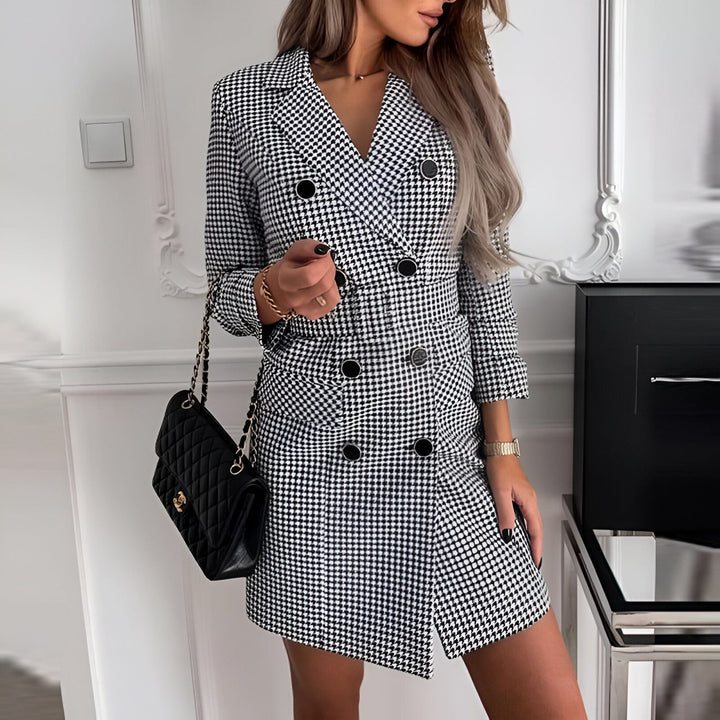Femme portant une robe kimono blazer pied-de-poule noir et blanc. Sac à main noir. Mode féminine. Boutique de kimonos en ligne.
