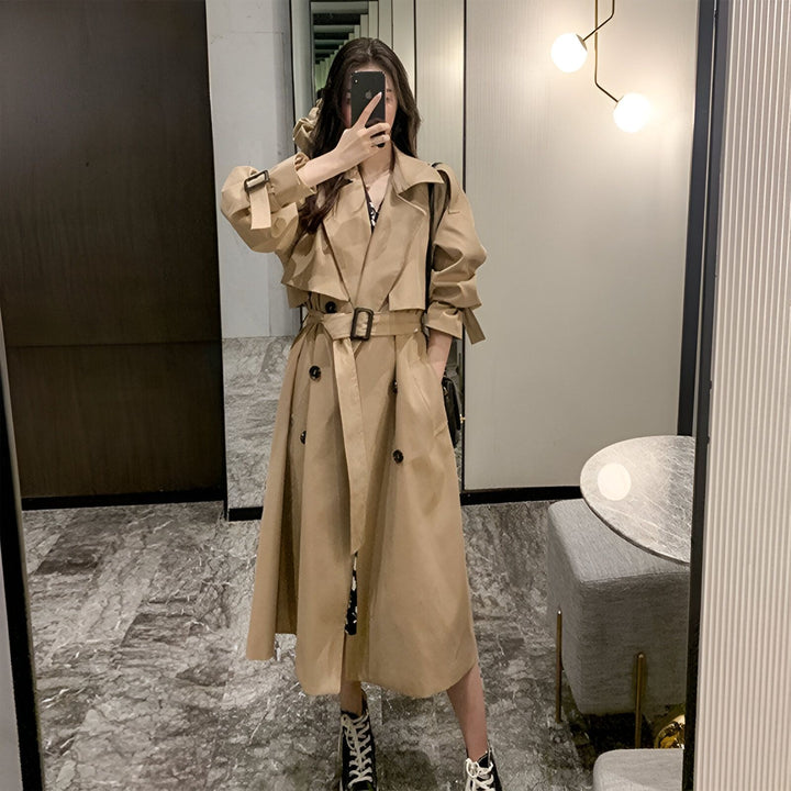 Femme prenant un selfie, portant un trench-coat beige. Look kimono moderne, style décontracté et élégant. Vêtements de mode inspirés du kimono.