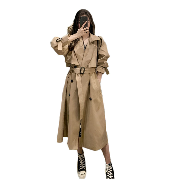 Femme portant un long kimono beige avec ceinture. Elle prend un selfie avec son téléphone. Kimonos à la mode disponibles à l'achat.