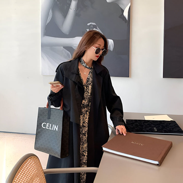 Femme élégante portant un kimono et un trench noir, avec sac CELIN et lunettes de soleil. Découvrez notre collection de kimonos.