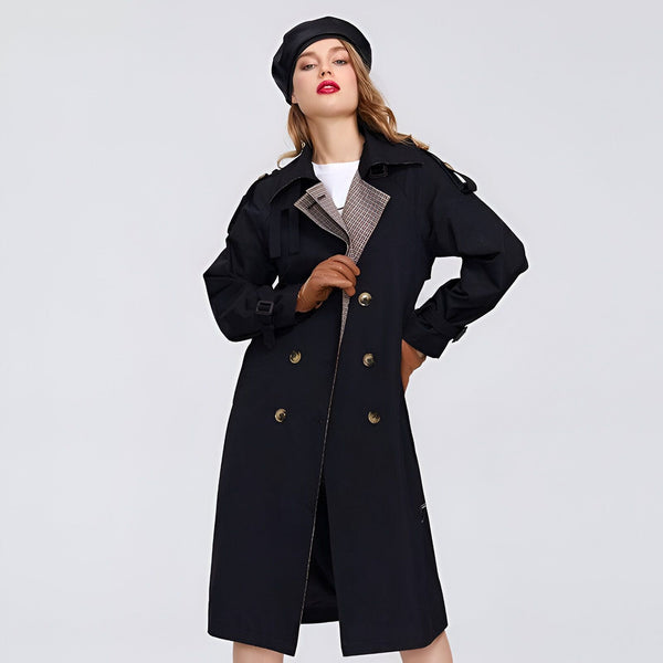 Femme portant un trench-coat noir élégant avec un béret noir. Look de mode automne/hiver. Idéal pour compléter votre kimono ou vos vêtements traditionnels japonais.