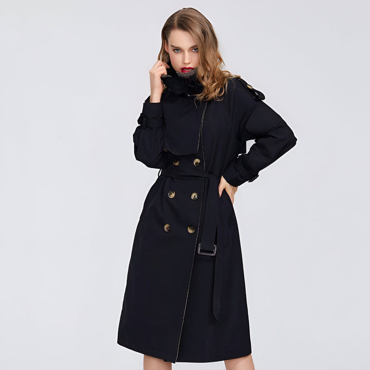 Femme portant un kimono trench-coat noir élégant. Vêtements de style kimono pour femmes. Collection kimono tendance. Achetez des kimonos en ligne.