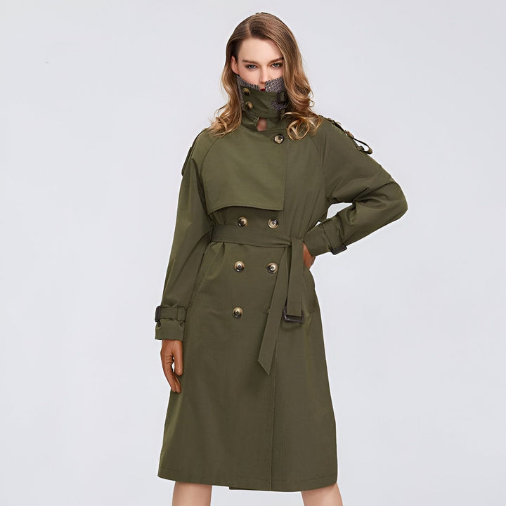 Femme portant un trench-coat kaki à double boutonnage avec ceinture. Vêtements de style kimono disponibles.